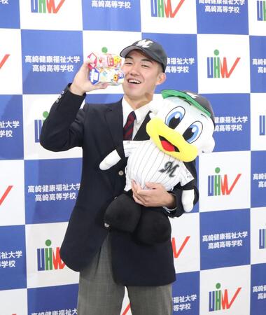 【写真】ロッテ１位の高校生投手　コアラのマーチ手に目標「170キロ」宣言