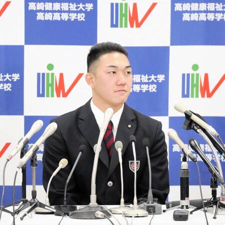 　ロッテから１位指名を受けた健大高崎・石垣