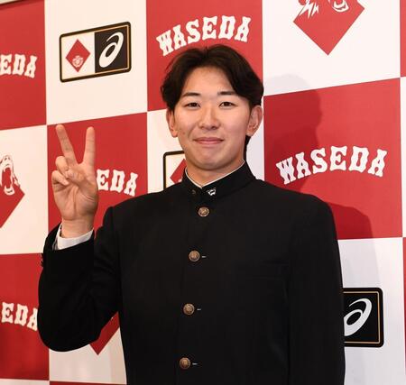 　Ｖサインをする楽天２位指名の伊藤樹（撮影・園田高夫）