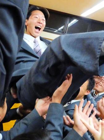 　ロッテから育成１位で指名された水戸啓明・中山はチームメートから胴上げされる