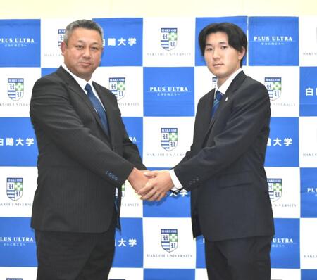 　楽天から育成３位指名を受け、藤田監督（左）と握手を交わす中沢