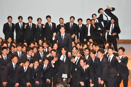 　楽天から育成３位指名を受け、肩車される中沢（中央）