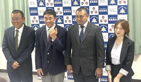 　左から富島・中川監督、岡村、父・亮二さん、母・美和さん