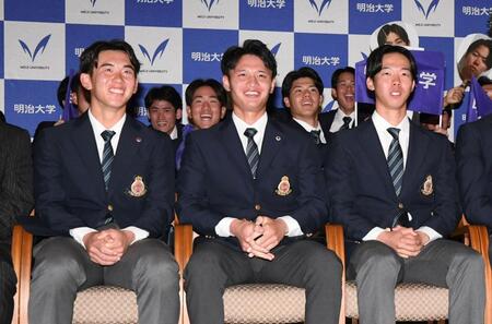 　指名を受け笑顔の明大の（左から）西武１位・小島大河、ロッテ２位・毛利海大、日本ハム１位・大川慈英（撮影・佐藤厚）