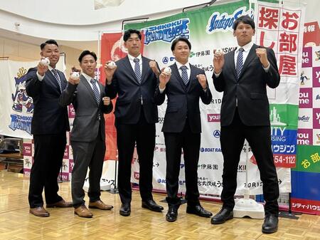 　ドラフト指名を受けた徳島の５選手。（左から）西武育成３位・斎藤、広島育成２位・岸本、中日３位・篠崎、ロッテ育成２位・高橋、西武育成７位・安藤
