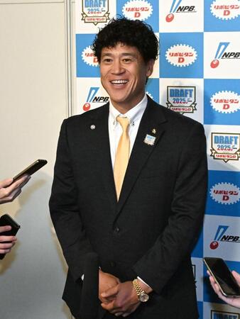 　囲み取材で笑顔を見せる城島ＣＢＯ