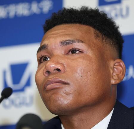 　日本ハムから２位指名を受け、目に涙を浮かべながら会見をする大院大のエドポロ・ケイン（撮影・中田匡峻）