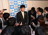 　報道陣の質問に答える城島ＣＢＯ（中央）