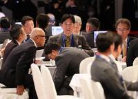 　ドラフト会議に臨む藤川監督（中央）＝撮影・石井剣太郎