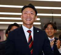 　楽天に１位指名され笑顔を見せる花園大・藤原聡大（撮影・山口登）