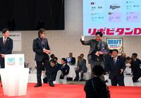 　創価大・立石正広の交渉権を獲得してガッツポーズをする藤川監督。左から新井監督、新庄監督（撮影・堀内翔）