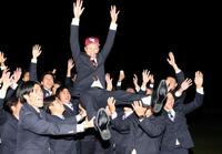 　楽天に１位指名されチームメイトに胴上げされる花園大・藤原聡大（撮影・山口登）