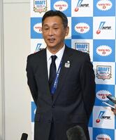 　囲み取材に応じる西口監督