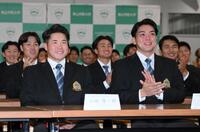　ＤｅＮＡにドラフト１位で指名された小田康一郎（左）に拍手をする中日１位指名の青学大・中西聖輝（撮影・伊藤笙子）