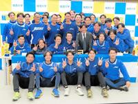 　仲間たちと記念撮影で笑顔を見せたヤクルト２位指名の城西大・松川（後列中央）