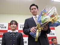 　オリックスに２位指名され花束を手にする大阪桐蔭・森陽樹（右）＝撮影・立川洋一郎