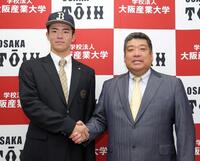 　オリックス２位指名を受け、西谷監督（右）と握手を交わす大阪桐蔭・森陽樹（撮影・立川洋一郎）