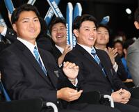 　笑顔を見せる広島から３位指名を受けた近大・勝田成（右）と楽天７位の近大・阪上翔也（撮影・田中太一）