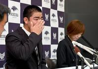 　オリックスからの１位指名で、涙を拭きながら記者会見する延岡学園・藤川敦也。右は母親の七恵さん