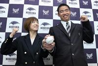 　オリックスから１位で指名され、笑顔で写真撮影する延岡学園・藤川敦也（右）と母親の七恵さん