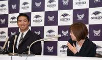 　オリックスから１位で指名され、笑顔を見せる延岡学園・藤川敦也。右は母親の七恵さん