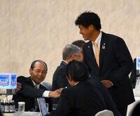 　抽選を終えて王会長（左）と握手をする城島ＣＢＯ（撮影・堀内翔）