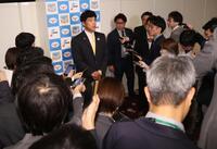 　取材に応じる城島健司ＣＢＯ（中央）＝撮影・石井剣太郎