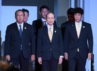 　入場するソフトバンク・王貞治会長、右は城島健司ＣＢＯ（撮影・堀内翔）