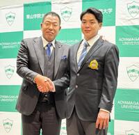 　指名あいさつに訪れた井上監督と青学大・中西（右）