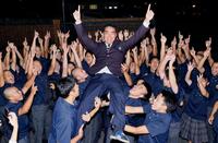 　オリックスから１位指名を受け、胴上げされる延岡学園高の藤川敦也投手