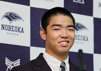 　オリックスから１位指名を受け、笑顔で記者会見する延岡学園高の藤川敦也投手