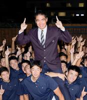 　オリックスから１位指名を受け、笑顔でポーズをとる延岡学園高の藤川敦也投手