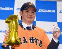 　巨人から１位指名を受け、ボールを手にポーズをとる鷺宮製作所・竹丸和幸