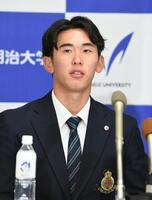 　西武から１位指名を受けた明大・小島大河（撮影・佐藤厚）