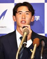 　西武から１位指名を受け、記者会見する明大の小島大河