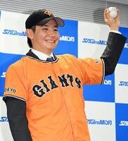 　巨人から１位指名を受け、ボールを手にポーズをとる鷺宮製作所・竹丸和幸