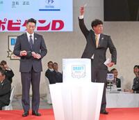 　スタンフォード大・佐々木麟太郎の交渉権を獲得した城ＣＢＯ。左は相川監督