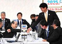 　スタンフォード大・佐々木麟太郎の交渉権を獲得し、握手を交わす王会長と城島ＣＢＯ