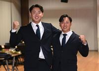　オリックスに育成４位指名された渡辺一生（右）と肩を組みガッツポーズを決める広島１位指名の仙台大・平川蓮（撮影・開出牧）