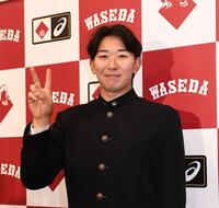 　Ｖサインをする楽天２位指名の伊藤樹（撮影・園田高夫）