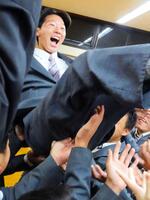 　ロッテから育成１位で指名された水戸啓明・中山はチームメートから胴上げされる