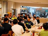 　チームメートに祝福され笑顔の冨士隼斗