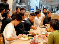 　テレビ画面を前に頬杖を突く冨士隼斗