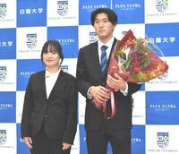 　楽天から育成３位指名を受け、花束を受け取る中沢