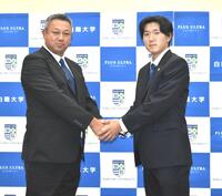 　楽天から育成３位指名を受け、藤田監督（左）と握手を交わす中沢