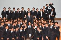 　楽天から育成３位指名を受け、肩車される中沢（中央）