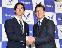 　栗山ＣＢＯ（右）とがっちりと握手する明大・大川慈英（撮影・佐藤厚）