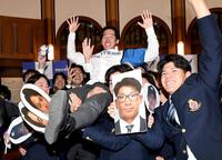 　日本ハムから１位指名され、仲間の手で胴上げされる明治大・大川慈英（中央）＝撮影・佐藤厚