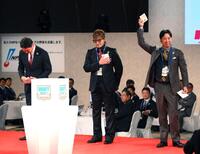 　藤川監督（右）が創価大・立石正広の交渉権を獲得して肩を落とす新庄監督。左は新井監督（撮影・堀内翔）