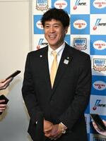 　囲み取材で笑顔を見せる城島ＣＢＯ